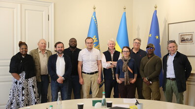 Перший заступник міського голови Львова Андрій Москаленко та члени делегації у білій залі Львівської мерії.
