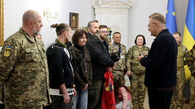 Міський голова Андрій Садовий знайомиться з учасниками форуму у своєму кабінеті. Частина людей - у військовій формі