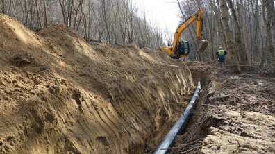 працівники Львівводоканалу прокладають водогін
