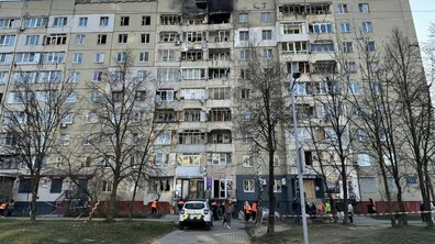Багатоповерховий панельний житловий будинок на пр. Червоної Калини, що постраждав від обстрілу росіян 24 березня: помітно значні пошкодження внаслідок влучання. Найбільші пошкодження видно на дев'ятому (верхньому) та восьмому поверхах у центральній частині фасаду: є величезна чорна діра від вибуху та пожежі (фото з архіву)