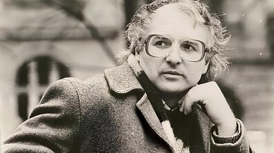 Чорно-біла світлина молодого Івана Вакарчука у теплому пальті та смугастому шалику на шиї. Він замислено дивиться у далечінь