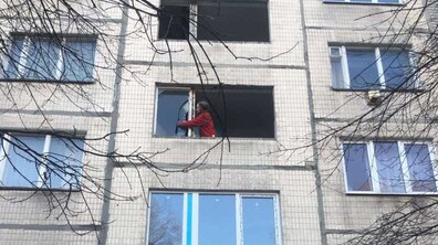 Фото: На вул. Науковій замінюють вікна на сходових клітках у житлових будинках, які були пошкоджені внаслідок обстрілу 15 лютого