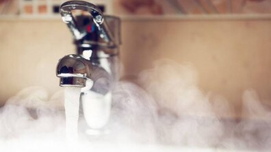 З крана тече гаряча вода