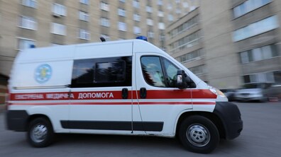 Карета швидкої медичної допомоги на фоні лікарні святого Пантелеймона Першого медоб'єднання Львова