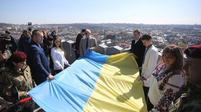 Фото: Львів відзначить 33-тю річницю підняття національного прапора над міською Ратушею