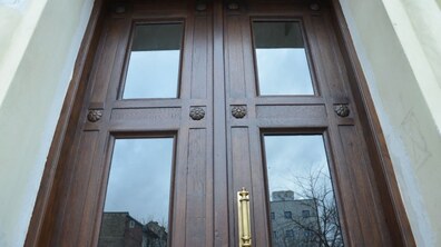 Фото: Реставратори відновили дерев’яну браму на вул. І. Франка