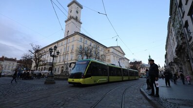 Фото: Різдвяні колядки вже лунають в електротранспорті Львова