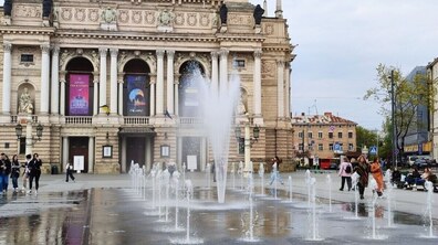 Площа перед Львівським національним академічним театром опери та балету. У центрі декоративний «сухий» фонтан. У нього немає чаші з водою, а струмені б’ють прямо з-під покриття площі. Центральний струмінь найвищий, а навколо нього симетрично розташовані десятки менших струменів різної висоти.