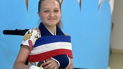 Фото: Львівські лікарі прооперували дівчинку, яка отримала три переломи, перелетівши через гойдалку