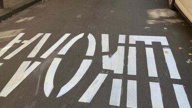 Фото: Біля навчальних закладів Львова поновлюють розмітку «Школа»