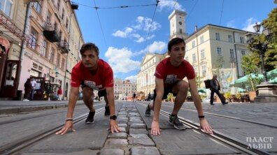 Фото: Пластуни біжать 130 км зі Львова до Івано-Франківська, щоб зібрати мільйон для морської піхоти