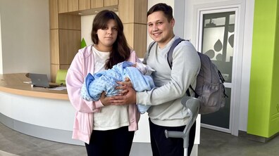 Фото: Захисник, який втратив на війні ногу та переніс майже 40 операцій, вперше став батьком: син народився у дитячій лікарні Львова