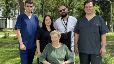 Фото: Львівські лікарі виконали складну операцію жінці, яка травмувалася, впавши з вишні