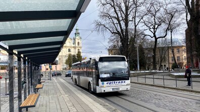 Фото: На перехресті вул. Чупринки-Бандери завершують облаштування павільйонів очікування