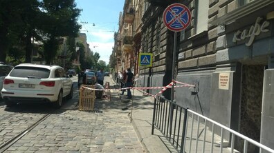 Фото: На вул. Чупринки, 42 ліквідовують провалля дорожнього покриття