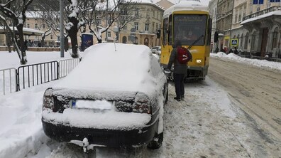 Фото: У лютому зафіксовано 72 год простоїв електротранспорту через незаконне паркування