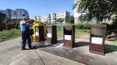 Фото: Перевізники ТПВ продовжують дезінфікувати контейнерні майданчики