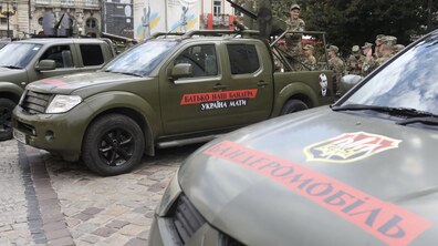 Фото: На пл. Ринок презентували 100-тий Бандеромобіль, який їде на фронт із батальйоном «Карпатська Січ»