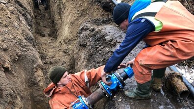 працівники Львівводоканалу монтують новий водобіг