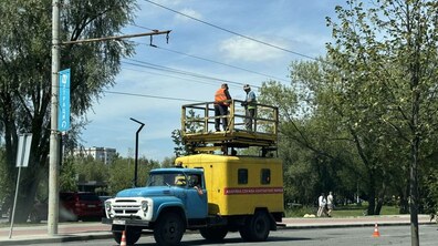 Фото: На перехресті вулиць Стрийська – Наукова вантажівка обірвала контактну мережу: тролейбуси №25 тимчасово не курсують