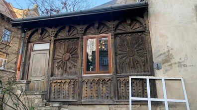 Фото: У будинку-пам’ятці на вулиці Мельника, 7, який постраждав від останнього обстрілу росії, встановили дерев’яні вікна