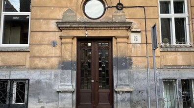 Фото: Повністю відновлено: у будинок на вул. Кокорудза, 16, який постраждав від російського обстрілу, повернули відреставровану історичну браму