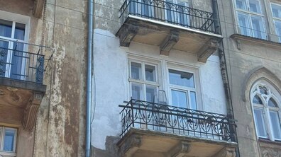 Фото: Офіс культурної спадщини склав протокол на мешканку, яка без дозволів пофарбувала фасад історичної будівлі на вул. Пекарській