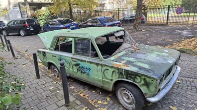 занедбане авто на вул. Дорошенка, 51