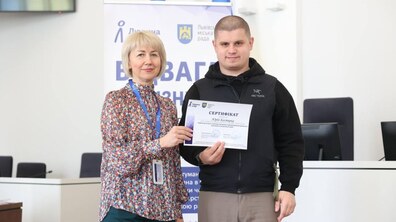 Фото: Куртка «Погулянка», штани «Замарстинів», сорочка «Личаків»: ветеран війни Юрій Костирка створює у Львові унікальний одяг