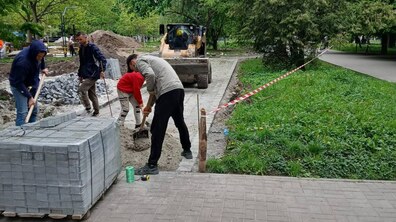 Фото: У сквері біля ліцею №46 облаштовують простір пам'ять полеглого захисника Івана Тимціва