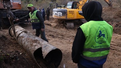 ремонтні бригади Львівводоканалу ремонтують аварійний водопровід