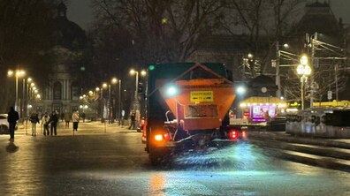 Нічний час. На проспекті Свободи у Львові працює піскороскидач. Автомобіль їде по центру дороги, ззаду з бункера рівномірно висипається протиожеледну суміш, яка розлітається по мокрому, блискучому дорожньому покритті. Яскраві фари та сигнальні вогні машини підсвічують дорогу. Обабіч видно алею з ліхтарями, пішоходів і силуети будівель у напівтемряві.