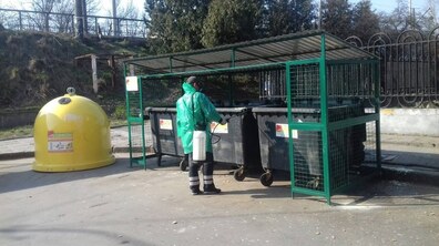 Фото: Сміттєві контейнерні майданчики дезінфікують