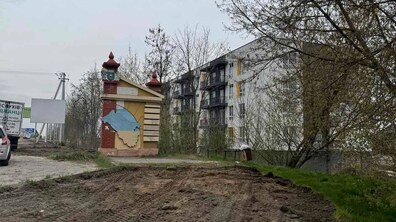 Фото: Межовий знак колишнього Жовківського району, який не має історичної цінності, в Малехові демонтують: на його місці облаштують велодоріжку