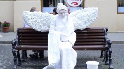 Фото: У Львові скульптура-ангел здійснює бажання