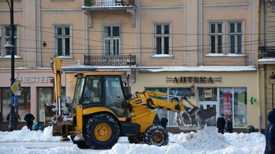 Фото: Сьогодні зранку в місті працювало 73 одиниці снігоприбиральної техніки
