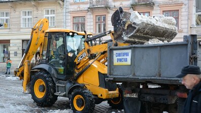 Фото: Станом на 07.00 год вмісті працювало 55 одиниць снігоприбиральної техніки