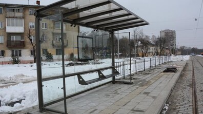 Фото: На вул. Чукаріна, 1 відновили зупинку громадського транспорту: протягом серпня-вересня облаштують павільйон