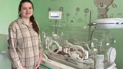 Лікарняна палата для новонароджених дітей. Марія Линда стоїть поруч спеціального ліжечка, де сплять її хлопчик і дівчинка