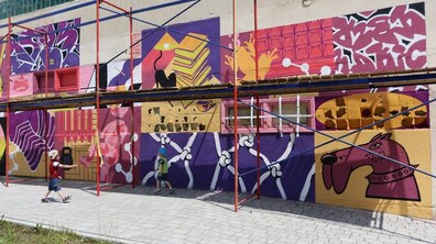 Фото: На Сихові кольоровим графіті розмалювали кілька інженерних споруд