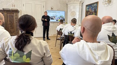 міський голова показує ветеранам презентацію екосистеми НЕЗЛАМНІ у Львові