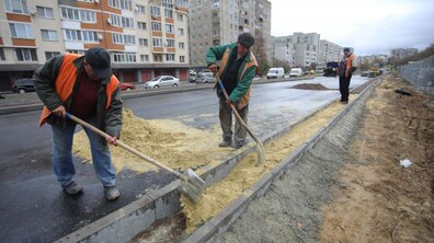 Фото: Триває капітальний ремонт вул. Миколайчука: підрядник влаштовує дорожнє покриття