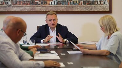 Фото: Мер Львова доручив опрацювати питання якісної роботи таксі біля аеропорту