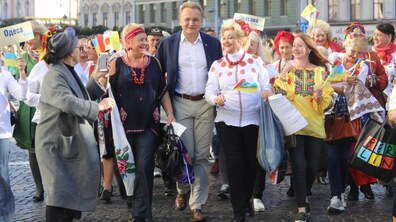 Фото: У центрі Львова близько тисячі людей поважного віку пройшли урочистою ходою