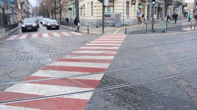 Фото: На вулиці Бандери облаштували перший у Львові діагональний перехід: перетинати перехрестя стало простіше