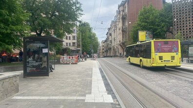 Фото: Зупинку на вул. Чупринки, 1— переобладнали: від завтра тут зупинятиметься громадський транспорт