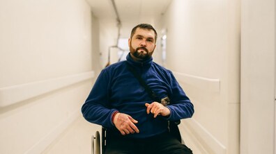 Фото: Валентин Бондар після втрати ніг знову вчиться ходити у центрі НЕЗЛАМНІ