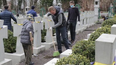 Фото: У всіх районах Львова триває прибирання до Великодніх свят