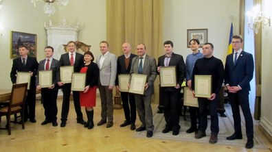 Фото: Мер Львова вручив премії талановитим науковцям по 25 тисяч гривень кожному
