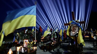 Фото: У Львові в пам’ять про українських Героїв у небо запустили символічні світлові промені